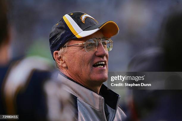 Head coach Marty Schottenheimer of the San Diego Chargers looks on against the Arizona Cardinals at Qualcomm Stadium on December 31, 2006 in San...