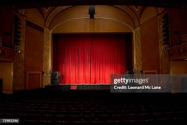 illuminated empty theatre and stage - zuschauerraum stock-fotos und bilder