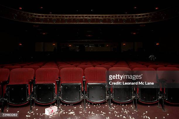 theatre auditorium with popcorn on floor - kinosaal stock-fotos und bilder