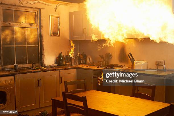 fire raging in domestic kitchen at night - fogo imagens e fotografias de stock