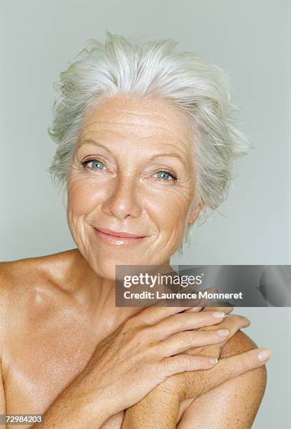 senior woman, smiling, portrait - cheveux blancs photos et images de collection