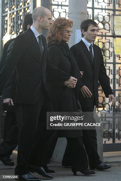 Italian actress Sophia Loren leaves with her sons Edoardo and Carlo Jr. The Magenta Cemetery on 12 January, 2007 in Magenta where the producer was...