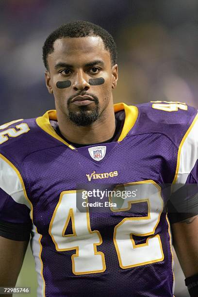 Darren Sharper of the Minnesota Vikings walks off the field after the game against the St. Louis Rams on December 31, 2006 at the Hubert H. Humphrey...