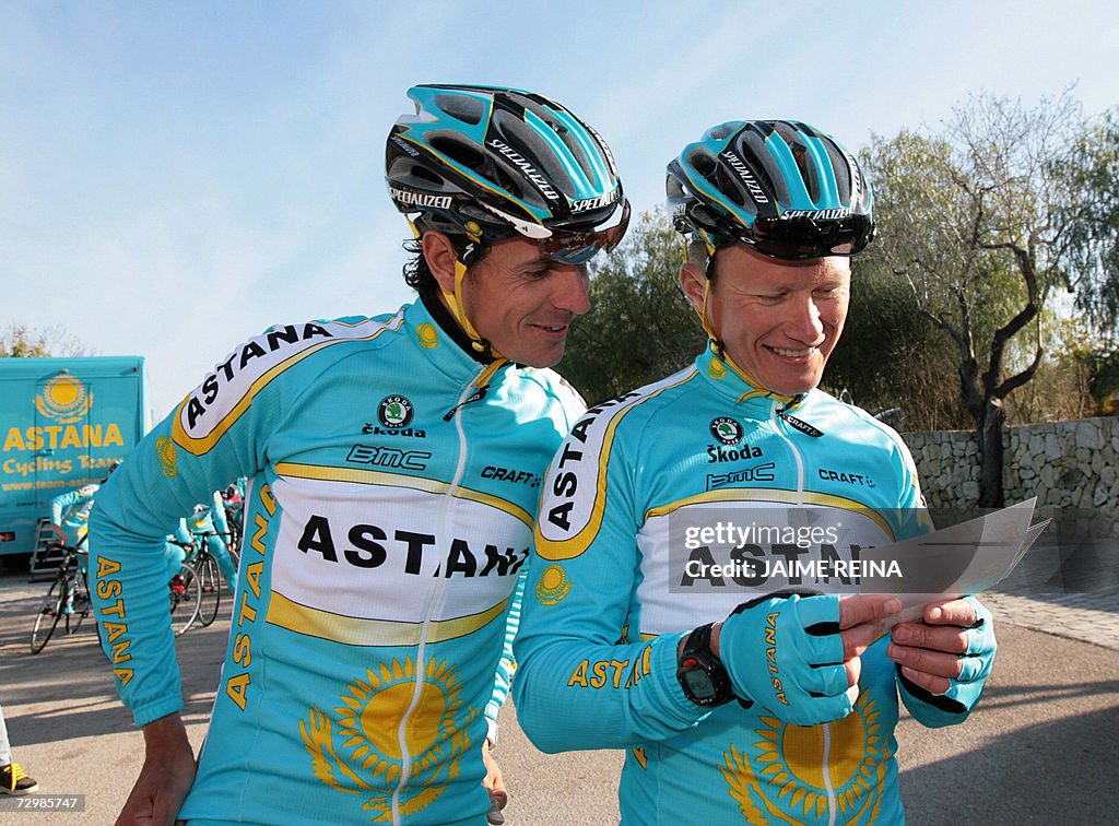 Kazakh rider Alexander Vinokourov (R) an