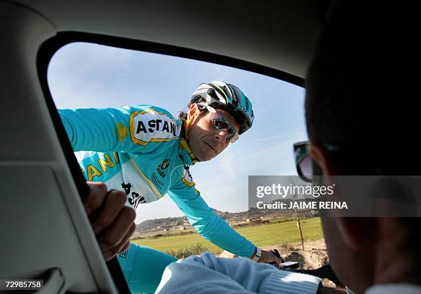 Astana's German rider Andreas Kloden talks with Astana team coach during a practice at Montuiri on the island of Mallorca, 12 January 2007. The...