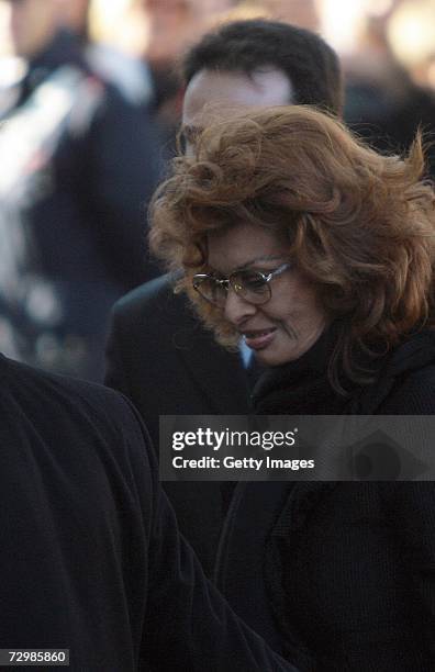 Italian actress Sophia Loren arrives at the funeral of her former husband, Italian director Carlo Ponti at San Martin church on January 12, 2007 in...