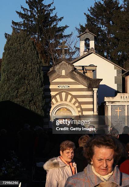 Local people visit the Ponti's chapel after Italian director Carlo Ponti is buried in the cemetery on January 12, 2007 in Magenta, Italy. Italian...