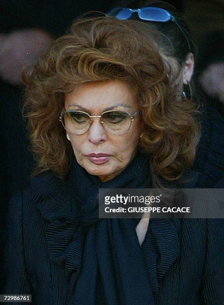 Italian actress Sophia Loren leaves the San Martin church in Magenta, near Milan, at the end of her husband Carlo Ponti's funeral, 12 January 2007....