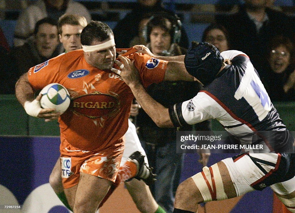 Agen's French prop Laurent Cabarry (L) b