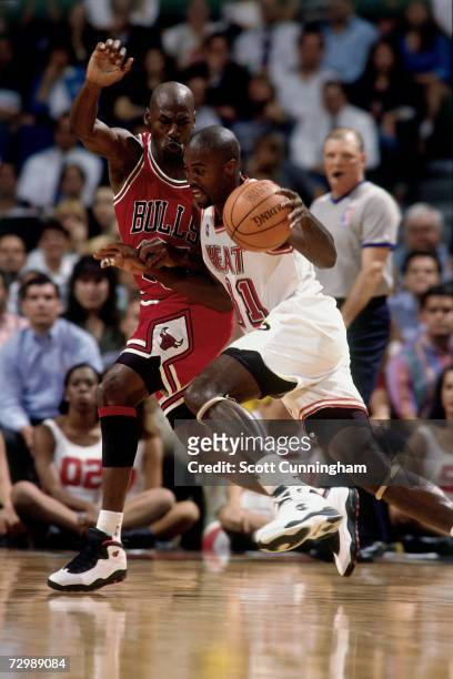 Glen Rice of the Miami Heat drives to the basket against Michael Jordan of the Chicago Bulls during a 1995 NBA game at the Miami Arena in Miami,...