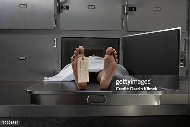mesa de cadáveres en la autopsia, atada a la etiqueta de pulgar - morgue fotografías e imágenes de stock
