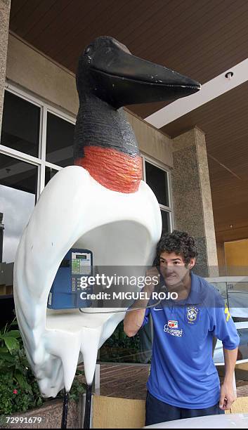 El jugador estrella de la seleccion de futbol sub-20 de Brasil Alexandre habla el 13 de enero de 2007 por telefono en una cabina telefonica a la...