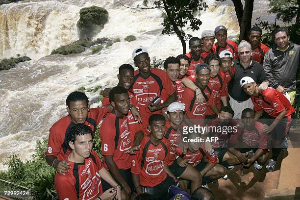 Ciudad del Este, PARAGUAY: Members of Ecuador's national under-20 football team pose for a photograph in front of the "Saltos del Monday" falls,...