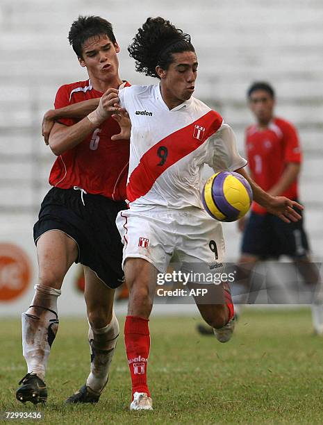 Pedro Juan Caballero, PARAGUAY: Peru' s Nelinho Quina and Chile' s Gray Soto vie for the ball 13 January 2007 during their Under-20 South American...