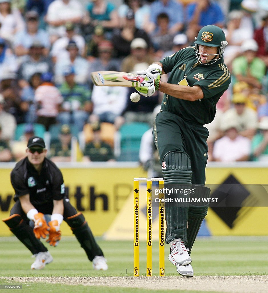 Ausstralian batsman Matthew Hayden (R) f