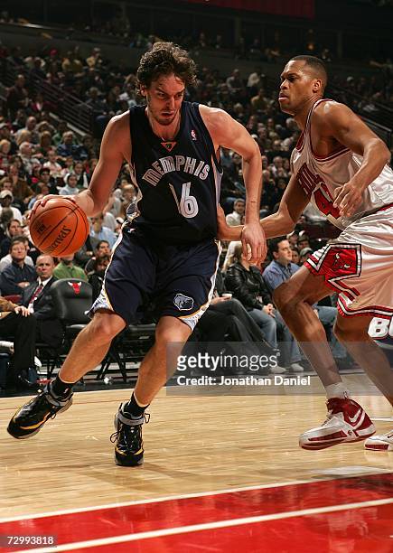 Pau Gasol of the Memphis Grizzlies drives against P.J. Brown of the Chicago Bulls January 13, 2007 at the United Center in Chicago, Illinois. NOTE TO...