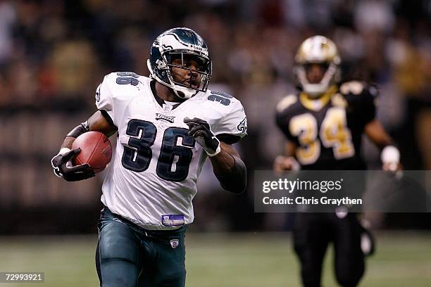 Brian Westbrook of the Philadelphia Eagles runs for a touchdown in the third quarter against the New Orleans Saints during the NFC divisional playoff...