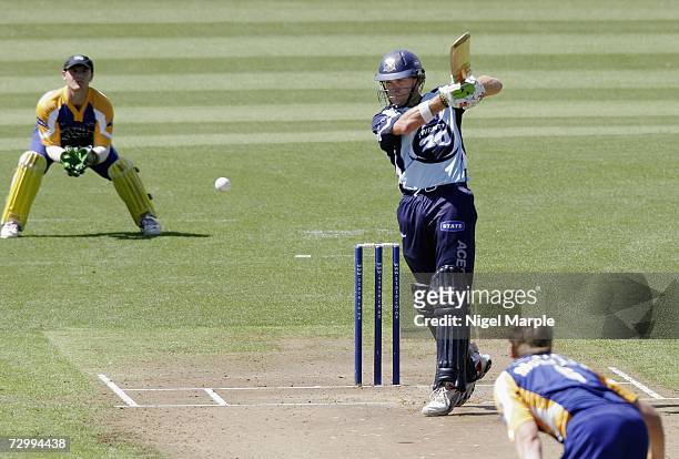 Lou Vincent of Auckland in action during the Twenty20 match between Auckland and Otago at the Eden Park Outer Oval January 14, 2007 in Auckland, New...
