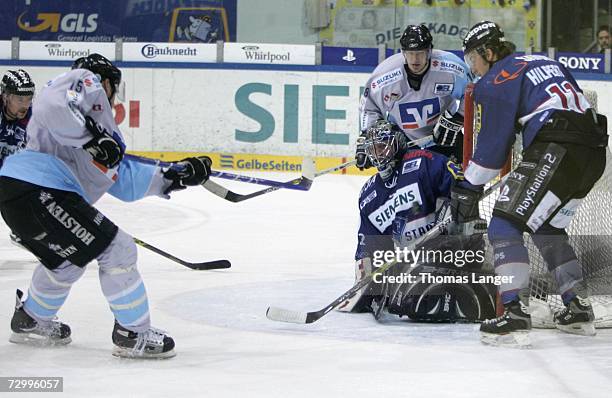 Francois Fortier of Hamburg scores the second goal during the DEL Bundesliga match between ERC Ingolstadt and Hamburg Freezers at the Saturn Arena on...