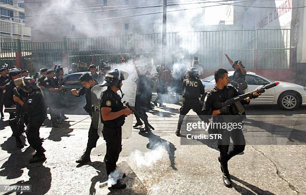 Guatemala City, GUATEMALA: Miembros de la Policia Nacional Civil lanzan granadas de gas en los alrededores del Congreso de Ciudad de Guatemala,...