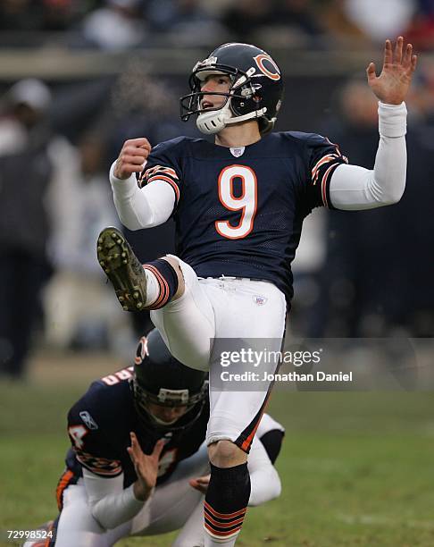 Robbie Gould of the Chicago Bears kicks a field goal to tie the game in the fourth quarter during their NFC Divisional Playoff game against the...