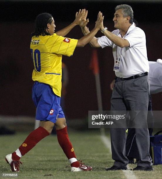 Ciudad del Este, PARAGUAY: Colombia's Juan Pino celebrates with head coach Eduardo Lara after scoring against Ecuador during their South American...