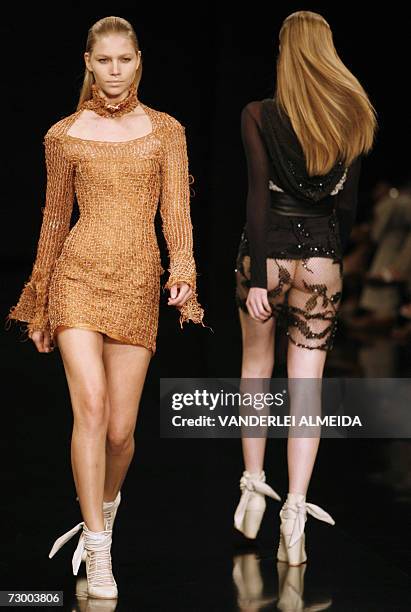 Rio de Janeiro, BRAZIL: Models displays creations by Brazilian designer Marcia Ganem during the Autumn-Winter 2007 collection of Rio's fashion week,...