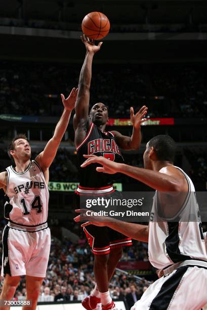 Ben Gordon of the Chicago Bulls shoots a floater against Beno Udrih of the San Antonio Spurs on January 15, 2007 at the United Center in Chicago,...