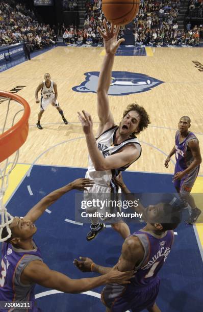 Pau Gasol of the Memphis Grizzlies shoots a layup over Boris Diaw and Amare Stoudemire of the Phoenix Suns at FedExForum January 15, 2007 in Memphis,...