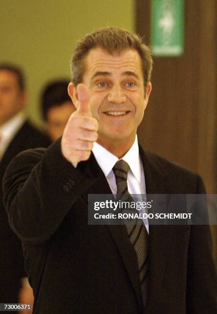Australian actor Mel Gibson gives the thumbs up at a screening of his movie "Apocalypto" in Mexico City 15 January 2007. AFP PHOTO/Ronaldo SCHEMIDT