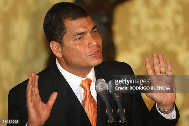El nuevo presidente de Ecuador Rafael Correa responde preguntas de la prensa en el Palacio de Carondelet, sede del gobierno en Quito el 16 de enero...