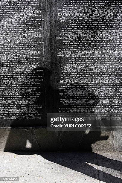 San Salvador, EL SALVADOR: Un hombre observa un mural con los nombres de miles de victimas del pasado conflicto armado asesinados o desaparecidos por...