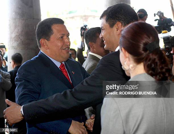 El presidente de Ecuador, Rafael Correa recibe el 16 de enero de 2007 a su contraparte de Venezuela Hugo Chavez a la entrada del palacio de gobierno...