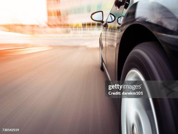 car speeding towards an office, illinois, america, usa - geschwindigkeit stock-fotos und bilder