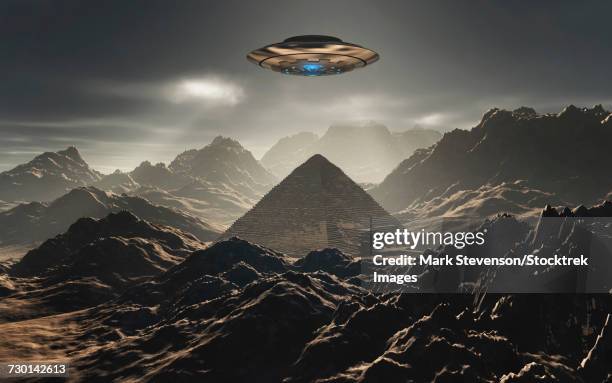 a flying saucer hovering over a pyramid in the antarctic. - 秘密基地点のイラスト素材／クリップアート素材／マンガ素材／アイコン素材