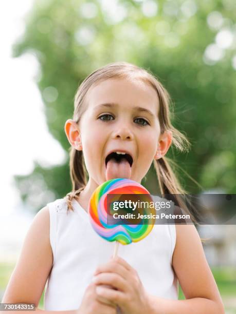 girl (4-5) licking colorful lollipop - girls licking girls 個照片及圖片檔