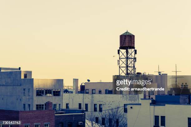 rooftop water tank on roof, new york, america, usa - rooftop new york photos et images de collection
