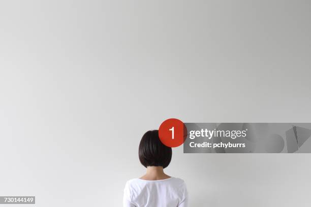 woman with a notification icon - reminder stockfoto's en -beelden