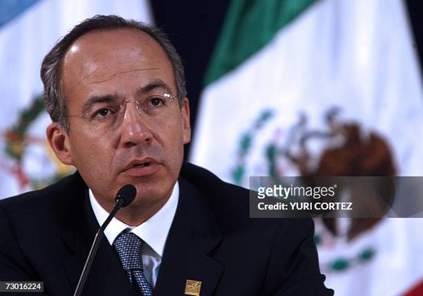 San Salvador, EL SALVADOR: El presidente de Mexico, Felipe Calderon, responde preguntas de periodistas durante una conferencia de prensa 16 enero de...