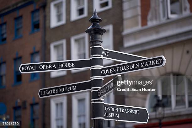 england, london, covent garden,  black and white signpost with directions to covent garden market, the royal opera house and various museums. - royal opera house london stock-fotos und bilder