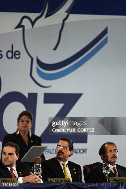 San Salvador, EL SALVADOR: Los presidentes de El Salvador, Antonio Saca Gonzalez , de Honduras, Manuel Zelaya y de Nicaragua, Daniel Ortega...