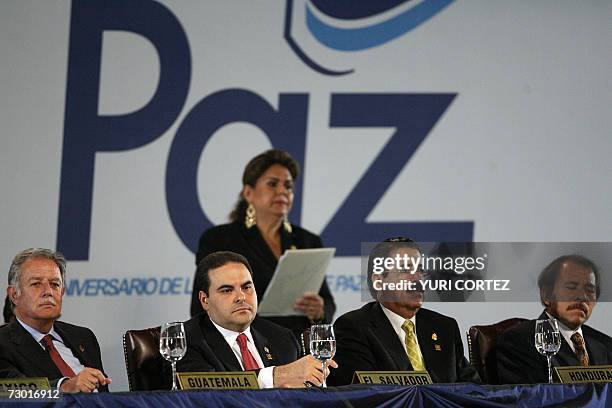 San Salvador, EL SALVADOR: Los presidentes de Guatemala, Oscar Berger , de El Salvador, Antonio Saca Gonzalez , de Honduras, Manuel Zelaya y de...