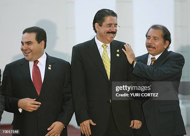 San Salvador, EL SALVADOR: Los presidentes de El Salvador, Antonio Saca Gonzalez , de Honduras, Manuel Zelaya y de Nicaragua Daniel Ortega bromean el...