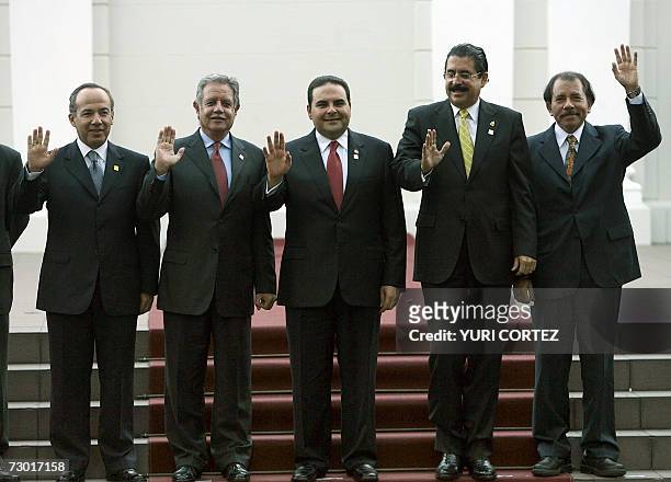 San Salvador, EL SALVADOR: De izquierda a derecha: los presidentes de Mexico, Felipe Calderon, de Guatemala, Oscar Berguer, de El Salvador, Antonio...