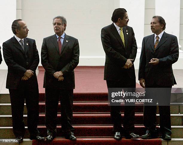 San Salvador, EL SALVADOR: De izquierda a derecha: los presidentes de Mexico, Felipe Calderon, de Guatemala, Oscar Berguer, de Honduras, Manuel...