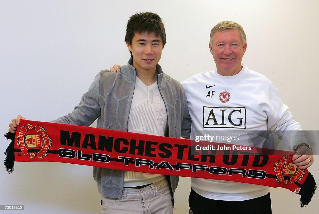 Dong Fangzhuo signs Manchester United contract