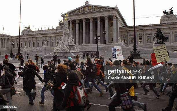 Around one thousand students run in front of the Austrian parliament as they demonstrate in Vienna 17 January 2007 against the maintenance of...