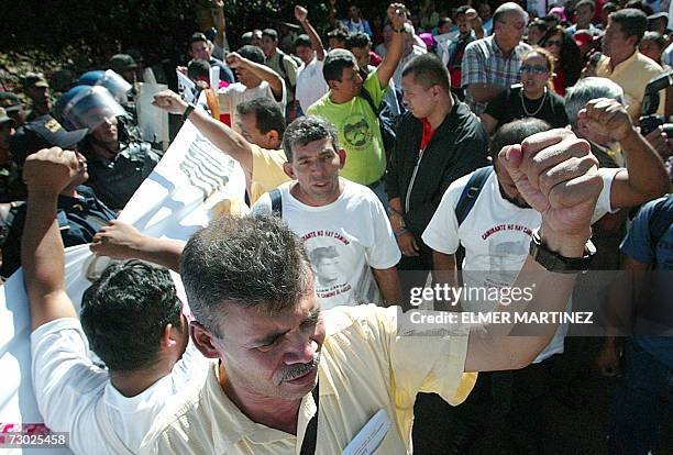 Tegucigalpa, HONDURAS: Manifestantes gritan consignas durante una protesta frente a la casa presidencial en Tegucigalpa el 17 de enero de 2007....