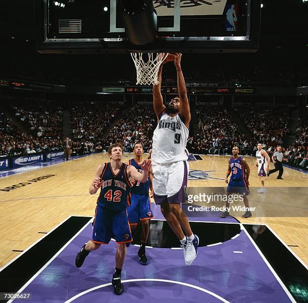 Kenny Thomas of the Sacramento Kings takes the ball to the basket against David Lee of the New York Knicks during a game at Arco Arena on January 2,...