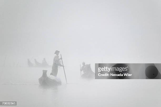 silhouettes of men in boats in morning fog, yu wa village, chindwin river, myanmar (burma) - chindwin stock pictures, royalty-free photos & images